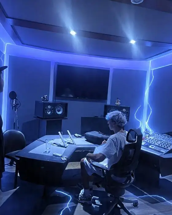 Borja trabajando en la consola del estudio
